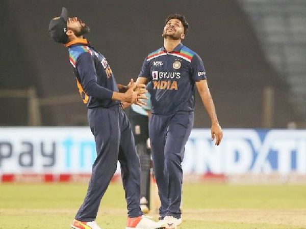 शार्दुल ठाकुर ने 4 विकेट तेजी से लिए। विराट कोहली के साथ विकेट लेने के बाद जश्न मनाया गया।