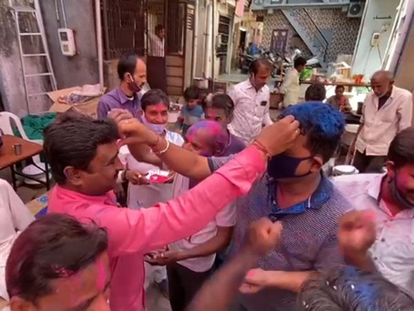 આ વર્ષે કોરોનાની મહામારીને કારણે શાંતિપૂર્ણ રીતે હોળી રમી
