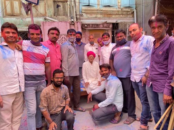 અમદાવાદમાં વસતા પરિવારોએ પરંપરા જાળવવા માટે ટિલક હોળીની ઉજવણી કરી
