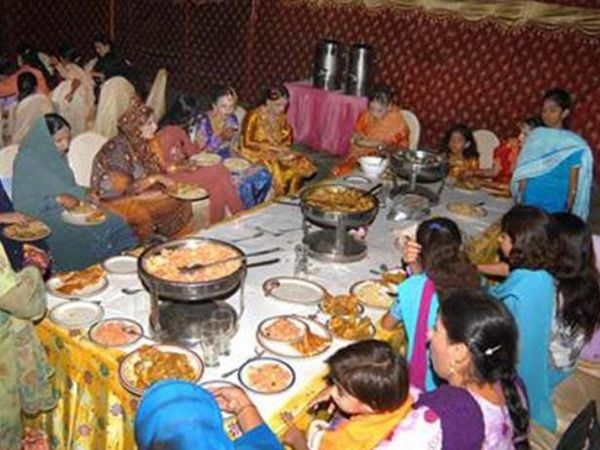 फोटो पाकिस्तान के कराची शहर की है। यहां शादी समारोह में लोग बिना मास्क पहने निकल रहे हैं। अब सरकार ने इस पर प्रतिबंध लगा दिया है।