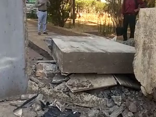 દિવાલનો ભાગ એમ્બ્યુલન્સ ભટકાતા પડી ગયો હતો.