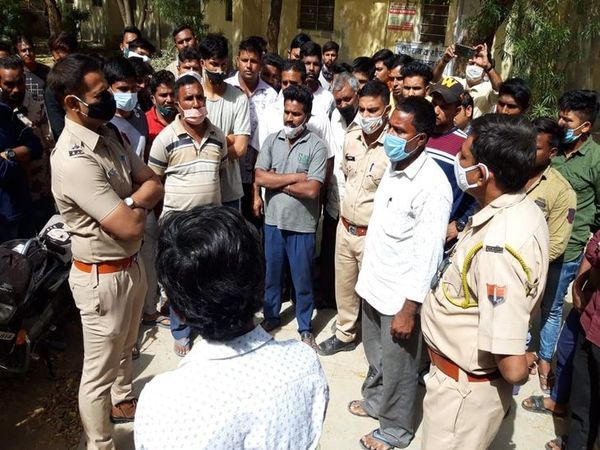 स्थानीय लोगों से जानकारी लेती पुलिस