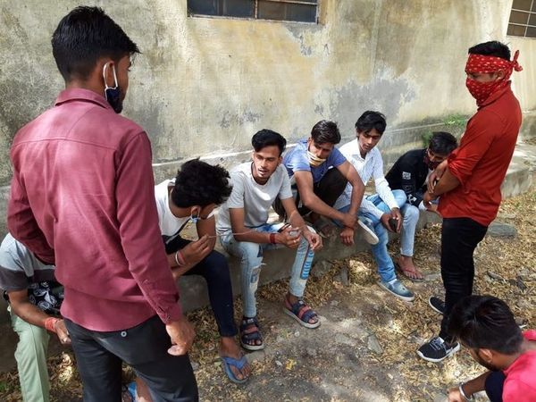 मृतक युवक का भाई और परिवार