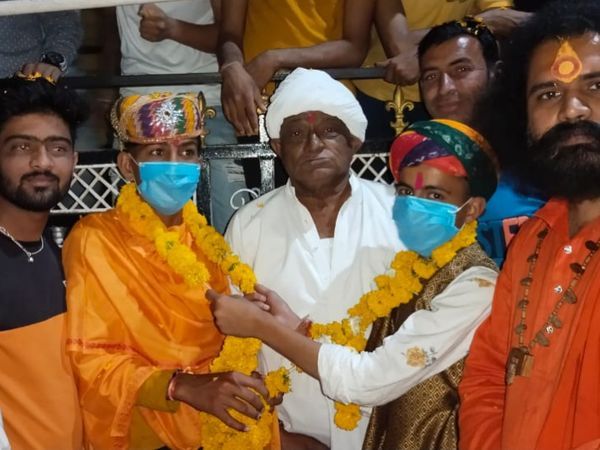 दूल्हा और दुल्हन ने मास्क पहना और एक-दूसरे की मालाएं पहनीं, जबकि अन्य बिना मास्क के समारोह में स्पॉट किए गए।