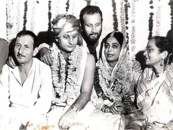 शादी के दौरान अनुपम खेर, किरण खेर और अनुपम खेर के माता-पिता और भाई राजू खेर