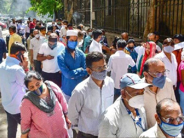 यह तस्वीर मुंबई के सेशंस कोर्ट के बाहर की है। यहां कर्मचारी परीक्षण के लिए लाइन में खड़े हैं।