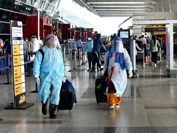 इंदौर एयरपोर्ट पर आने वाले यात्रियों को टर्मिनल बिल्डिंग के अंदर केवल मास्क पहनने की अनुमति दी जा रही है।