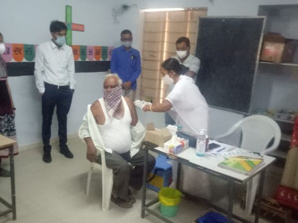 ગામડામાં રસીકરણના અભિયાનને લોકોએ સહકાર આપ્યો.