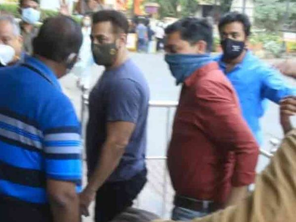 सलमान को मुंबई के लीलावती अस्पताल में कोरोना के खिलाफ टीका लगाया गया था
