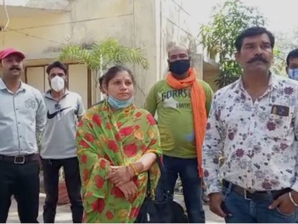 जब हिंदू जागरण मंच के लोगों को पीड़ित के बारे में पता चला, तो उन्होंने माहिद को बुलाया और उसे उज्जैन बुलाया और उसे पुलिस को सौंप दिया। फोटो में हिंदू जागरण मंच के कार्यकर्ता देवास गेट पुलिस स्टेशन पहुंचे।