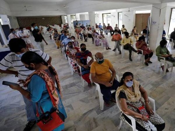 यह तस्वीर अहमदाबाद की है, जहां शुक्रवार को टीकाकरण के लिए लंबी कतारें थीं।