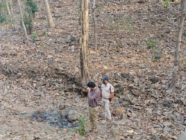 28 मार्च को शव मिलने के बाद एसपी सिद्धार्थ बहुगुणा और एएसपी शिवेश प्रताप सिंह बघेल घटनास्थल पर पहुंचे।