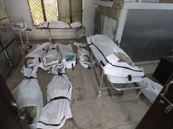 22 लाशों को 12x18 आकार के मुर्दाघर में रखा गया था। फोटो: संतोष झा
