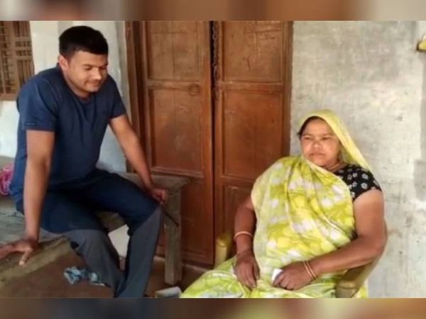 जब मां टीका लगाने के लिए पहुंची तो नर्स भी फोन पर बात कर रही थी: महिला का बेटा।