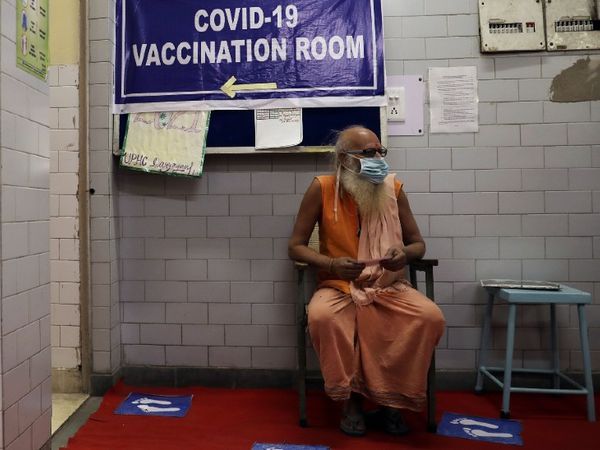 देश में बड़े पैमाने पर टीकाकरण कार्यक्रम है