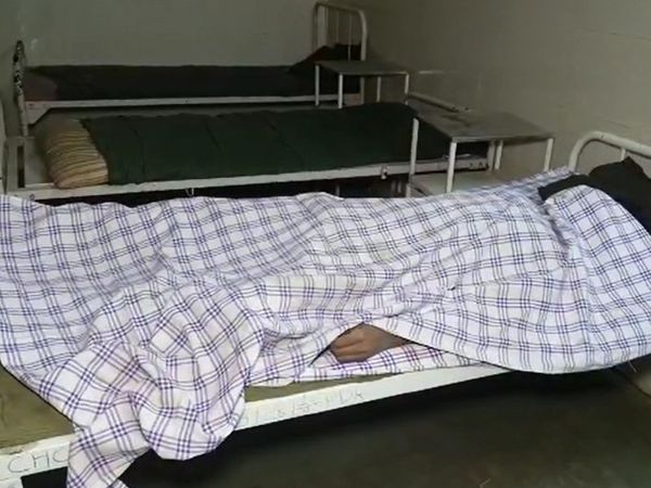 પ્રાથમિક સારવાર કેન્દ્રમાં મૃતદેહ
