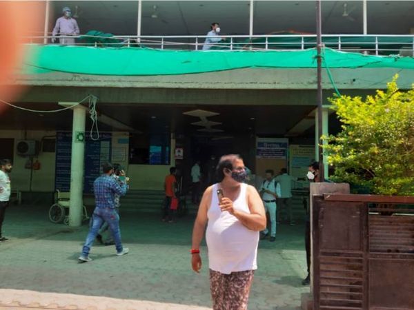 दुर्घटना के बाद अफरा-तफरी को अस्पताल ले जाया गया।