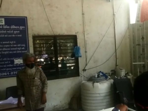 કોવિડ હોસ્પિટલના કાચ તોડવામાં આવ્યા.