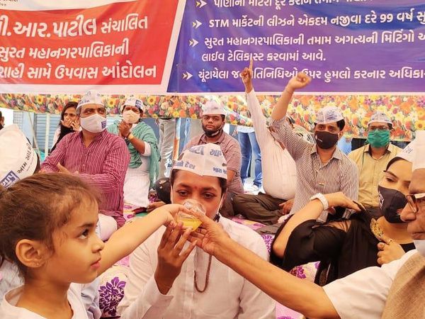 વિરોધમાં મોટી સંખ્યામાં લોકો જોડાયા હતા.