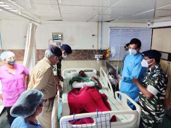 घायलों का इलाज रायपुर और बीजापुर में चल रहा है। शनिवार को हुई झड़प में वह शख्स घायल हो गया था।