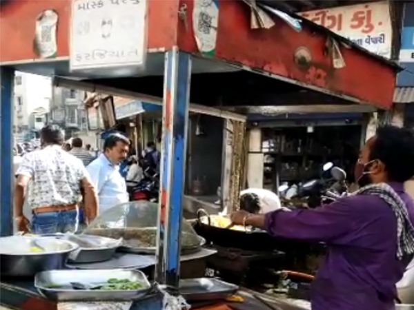 નાસ્તાની લારીઓ પર એકલ દોકલ ગ્રાહક જ આવી રહ્યા છે.