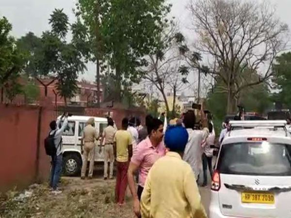 मुख्तार को रोपड़ जेल के मुख्य द्वार के बजाय गेट नंबर दो से बाहर निकाला गया और एम्बुलेंस में रखा गया।