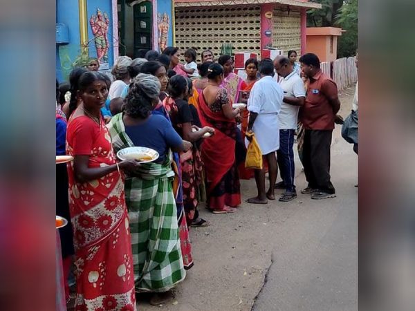 गाँव के बाहर प्रचार करने आए नेताओं का स्वागत किया जाता है और उन्हें वहाँ से वापस भेज दिया जाता है।