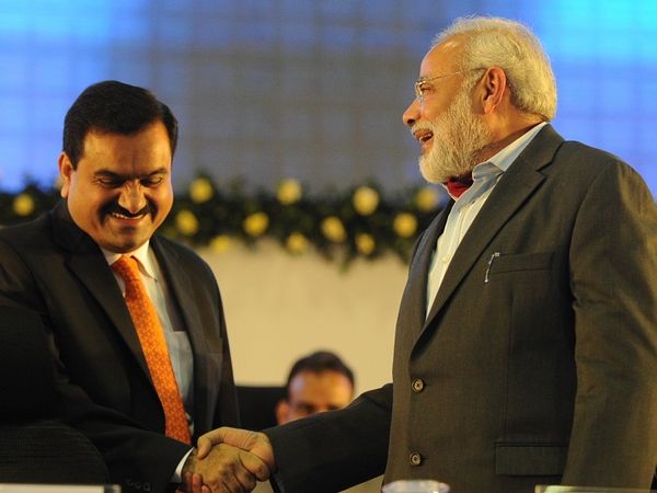 वाइब्रेंट गुजरात समिट में गौतम अडानी और नरेंद्र मोदी (फाइल फोटो)।