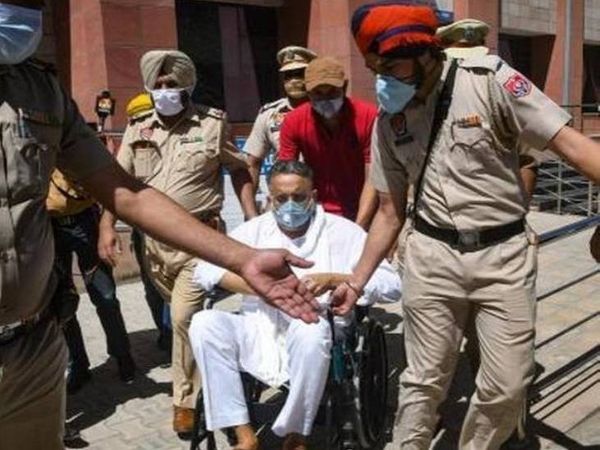 मुख्तार अंसारी को एंबुलेंस में डाला गया। मुख्तार व्हीलचेयर में एंबुलेंस तक पहुंचे।- फाइल