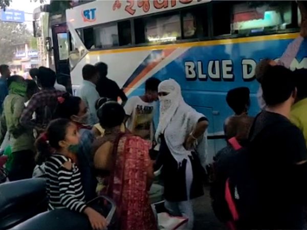 ટ્રાવેલ્સ બહાર લોકોના ટોળેટોળાં જામ્યાં છે