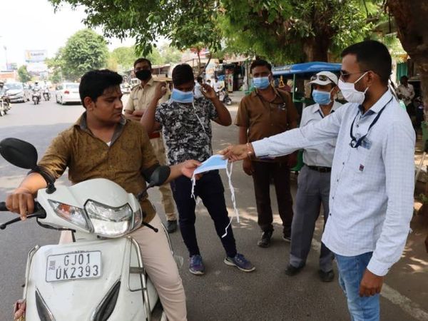 કેટલીક જગ્યાએ પોલીસે દંડ ના લીધે પણ માસ્ક વહેંચ્યા ( ફાઈલ ફોટો)