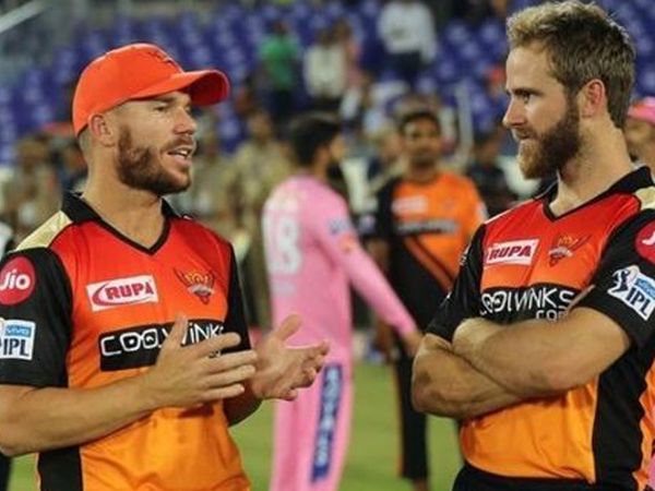 सनराइजर्स हैदराबाद के कप्तान डेविड वार्नर ने आईपीएल 2020 के मैच के बाद केन विलियमसन (दाएं) के साथ चर्चा की।