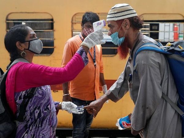 कोरोना की आशंका के मद्देनजर अब BMC का प्रस्थान फिर से स्टेशनों पर चेकिंग ऑपरेशन कर रहा है।