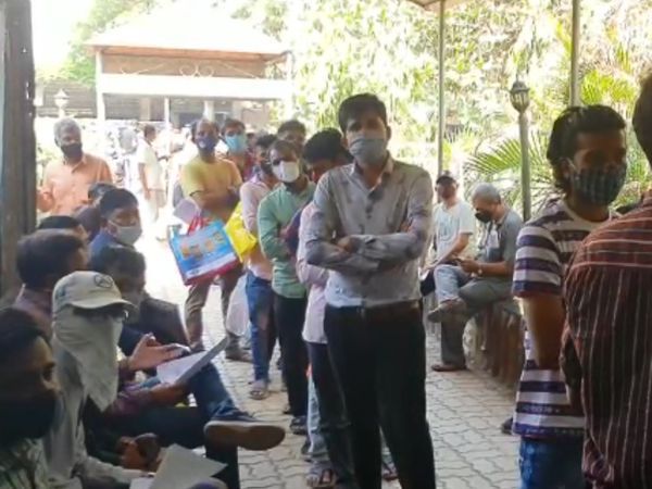 ઈન્જેક્શન ન મળવાના કારણે લોકો નિરાશ થઈને પરત ફરે છે.
