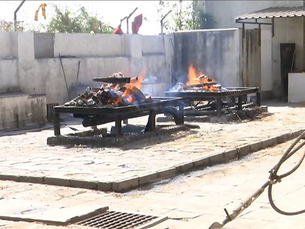 સ્મશાનગૃહ હાઉસફુલ થઈ ગયાં છે.