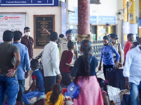 मुंबई के लोकमान्य तिलक टर्मिनस स्टेशन पर आरक्षण के बिना प्रवेश की अनुमति नहीं है।