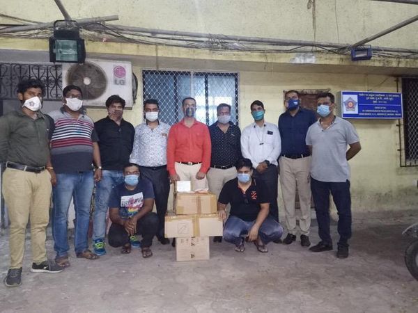मुंबई क्राइम ब्रांच ने रेमेडिविर इंजेक्शन के काले बाजार में जिन दो लोगों को गिरफ्तार किया है, वे एक मेडिकल स्टोर के मालिक हैं।