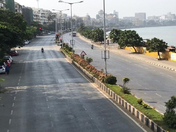 मुंबई में मरीन ड्राइव तक जाने वाली सड़क चिकनी है।