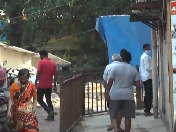 मुंबई के घाटकोपर इलाके में शराब की दुकानों के बाहर तालाबंदी और शराब की दुकानें बंद होने के बावजूद भीड़ देखी गई।
