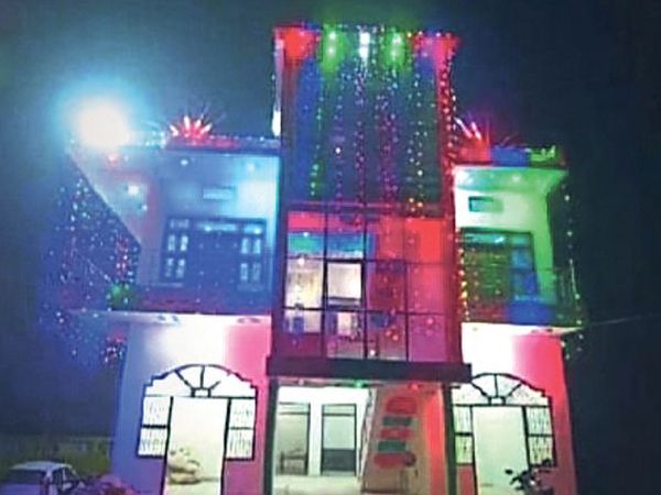झोपड़ी में घोटाला कर अपना लग्जरी होम बनाया