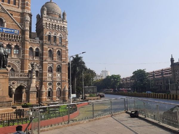बीएमसी मुख्यालय के बाहर की सड़क चिकनी दिख रही है।