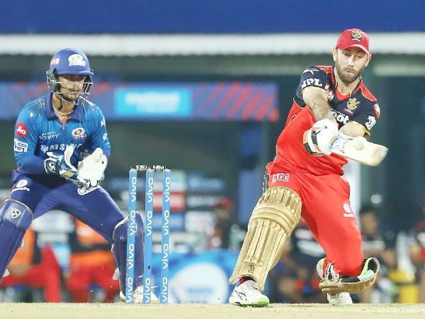 RCB ने ग्लेन मैक्सवेल को 14.25 करोड़ रुपये में खरीदा है। उन्होंने 27 गेंदों में 2 छक्कों की मदद से 39 रन बनाए। मैक्सवेल ने 1079 दिन (लगभग 3 साल) के बाद आईपीएल में अपना पहला छक्का लगाया।