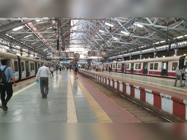 मुंबई में CSMT स्टेशन के अंदर, केवल एक या दो यात्री दिखाई देते हैं। यहां से जाने वाली अधिकांश लोकल ट्रेनें चल रही हैं।