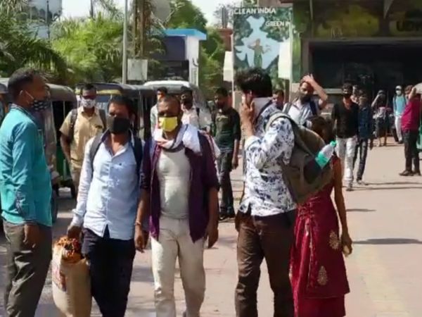 ઉધના રેલવે સ્ટેશનના 1 નંબરના ગેટ પર આંશિક ટેસ્ટિગ થાય છે.
