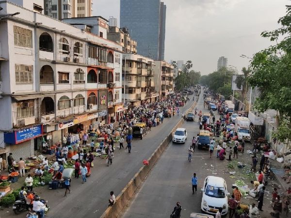 शनिवार सुबह दादर बाजार में भारी भीड़ देखी गई।