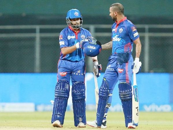 डीसी टीम के सलामी बल्लेबाज पृथ्वी शॉ और शिखर धवन के बीच 138 रन की साझेदारी हुई।