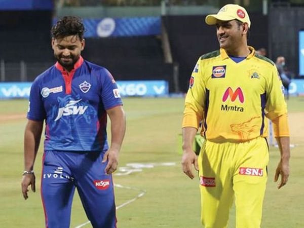 टॉस के दौरान दिल्ली के कप्तान ऋषभ पंत के साथ चेन्नई के कप्तान महेंद्र सिंह धोनी।
