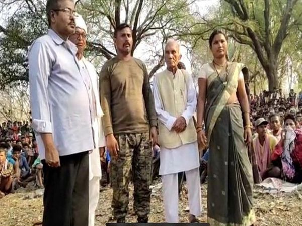 धर्मपाल सैनी कमांडो राकेश्वर के साथ। यह तस्वीर बीजापुर के एक गाँव की है जहाँ नक्सलियों ने कमांडो को मुक्त कराया।