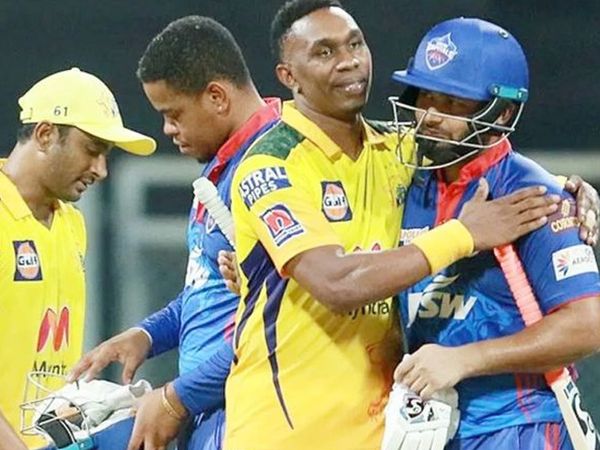 मैच जीतने के बाद, पंत को चेन्नई के ऑलराउंडर ड्वेन ब्रावो ने बधाई दी।