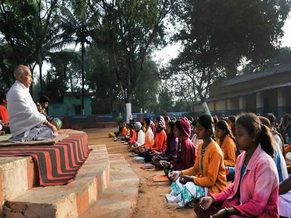 अपने आश्रमों में, सैनी लड़कियों को अपने जीवन में आने वाली हर चीज को सकारात्मक तरीके से सिखाने की कोशिश करता है।